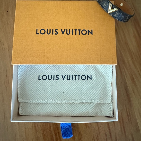 NEW LOUIS VUITTON LEATHER AND CANVAS BRACELET WITH V CHARM
*NEVER WORN* - Picture 4 of 7
